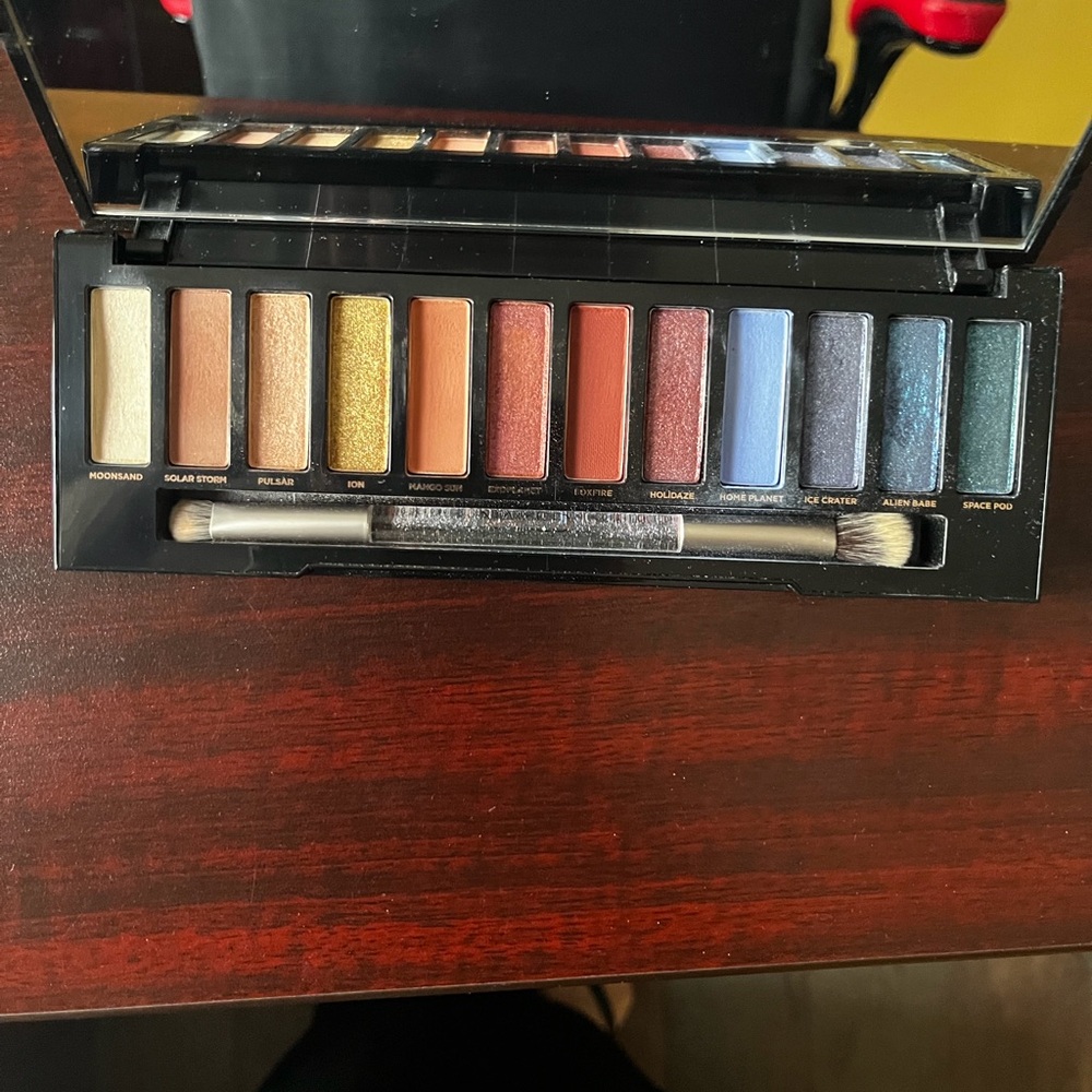Urban Decay Eyeshadow Palette — Peach, Gold, Coral, Blue, Purple Shades - Picture 12 of 16